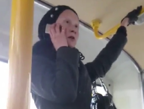 Неадекватная пассажирка автобуса назвала Воронеж фашистским городом и попала на видео Неадекватная пассажирка автобуса назвала Воронеж фашистским городом и попала на видео