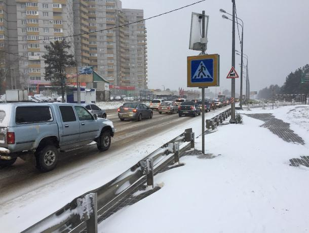 Сильнейший снегопад и мелкие аварии спровоцировали 8-бальные пробки в Воронеже Сильнейший снегопад и мелкие аварии спровоцировали 8-бальные пробки в Воронеже