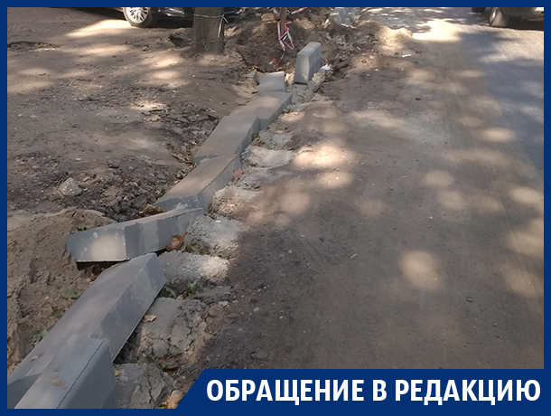 Дорогу по новым бордюрам проложили водители в Воронеже Дорогу по новым бордюрам проложили водители в Воронеже