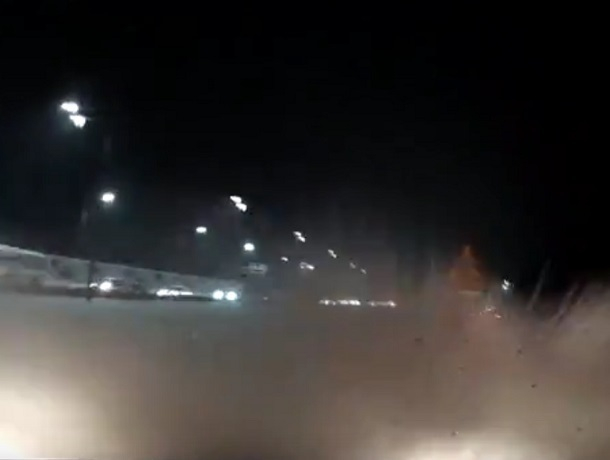 На видео попало, как ВАЗ выбил иномарку в кювет в Воронеже На видео попало, как ВАЗ выбил иномарку в кювет в Воронеже