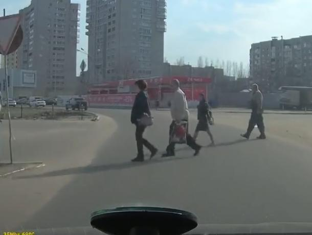 Типичных воронежских пешеходов сняли на видео Типичных воронежских пешеходов сняли на видео