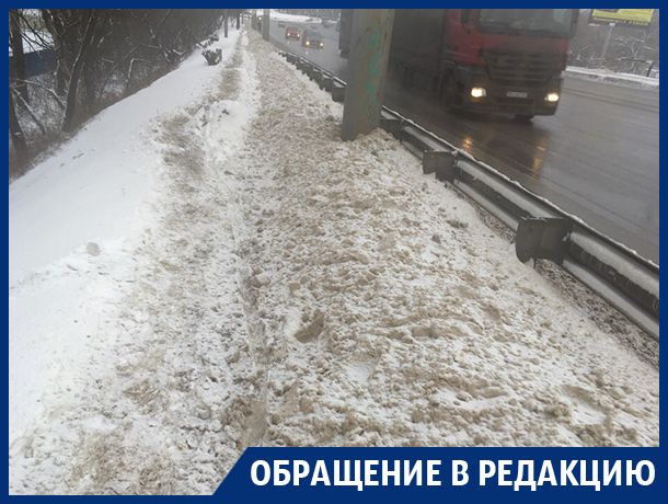 Старания коммунальщиков толкнули воронежцев под колеса машин Старания коммунальщиков толкнули воронежцев под колеса машин