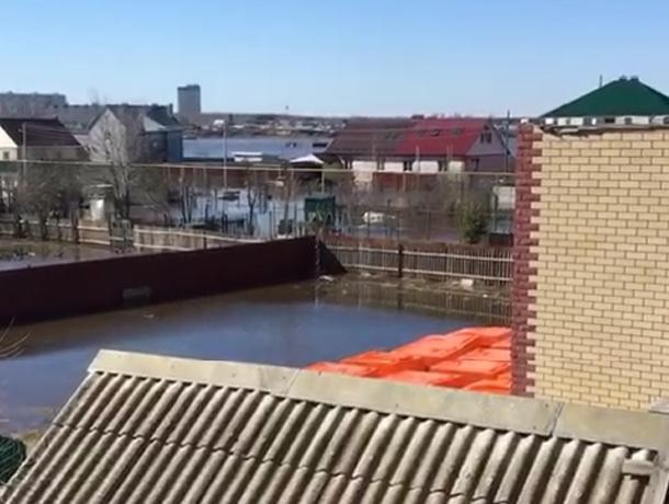 Вышедшая из берегов река добралась до микрорайона в Воронеже Вышедшая из берегов река добралась до микрорайона в Воронеже