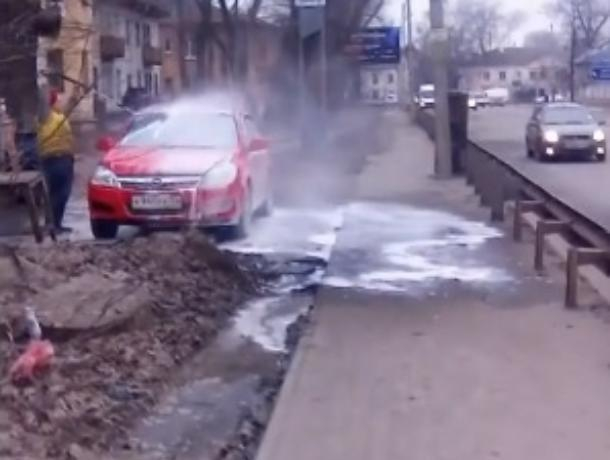 Воронежцев возмутила уличная мойка машин, попавшая на видео Воронежцев возмутила уличная мойка машин, попавшая на видео