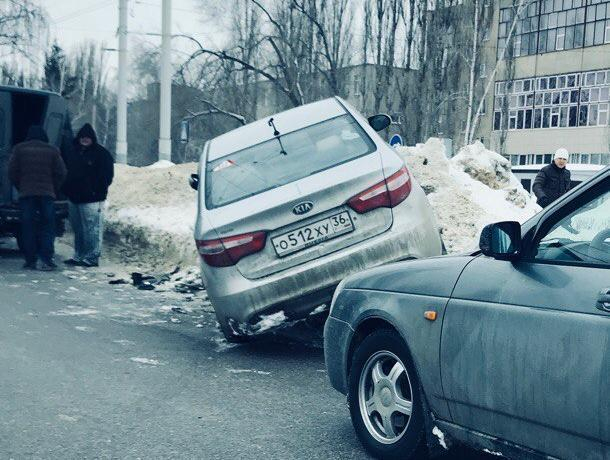 Чудо-парковку автомобиля KIA сфотографировали воронежцы Чудо-парковку автомобиля KIA сфотографировали воронежцы