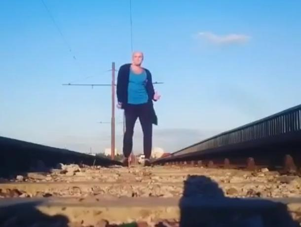 Забойное диско станцевал воронежец на рельсах моста Забойное диско станцевал воронежец на рельсах моста
