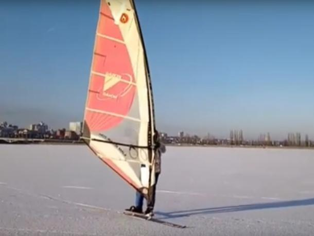 Катание экстремалов на буерах по водохранилищу в Воронеже попало на видео Катание экстремалов на буерах по водохранилищу в Воронеже попало на видео