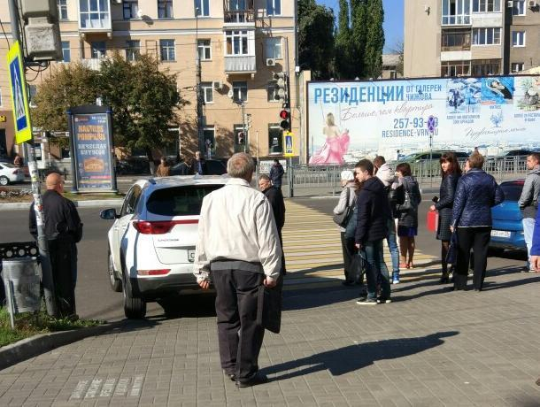 Иномарка унизила пешеходов на тротуаре в центре Воронежа Иномарка унизила пешеходов на тротуаре в центре Воронежа