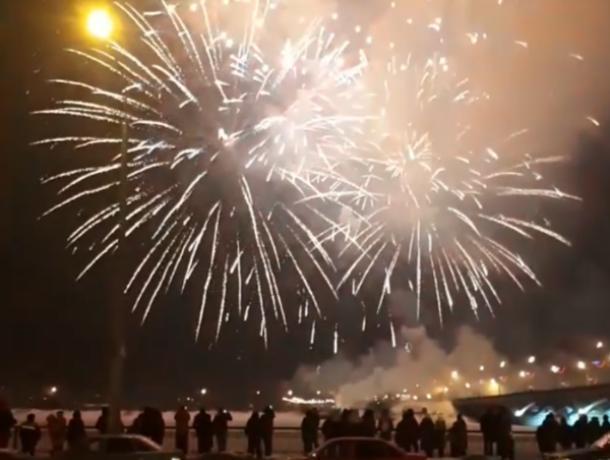 Воронежцы заполнили соцсети видео салюта в День защитника Отечества Воронежцы заполнили соцсети видео салюта в День защитника Отечества