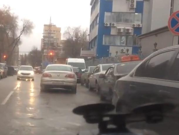 Хамская парковка заставила воронежских водителей выехать на встречку Хамская парковка заставила воронежских водителей выехать на встречку