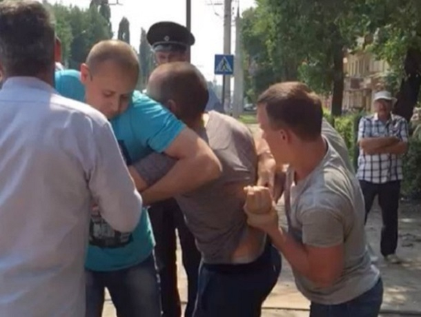 Задержание уроженцев Чечни на улице в Воронеже стало причиной проверки в МВД Задержание уроженцев Чечни на улице в Воронеже стало причиной проверки в МВД