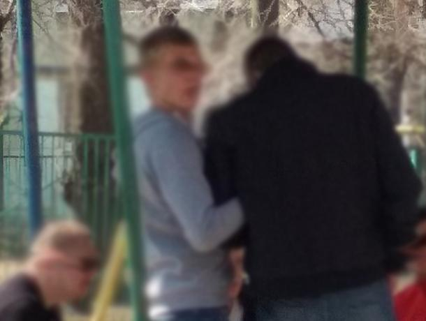 Матерная алкопати на детской площадке разозлила воронежцев Матерная алкопати на детской площадке разозлила воронежцев