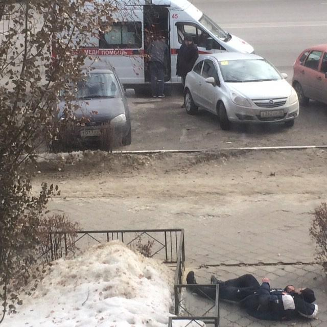 Пьяницы пугают детей у кафе в Воронеже Пьяницы пугают детей у кафе в Воронеже