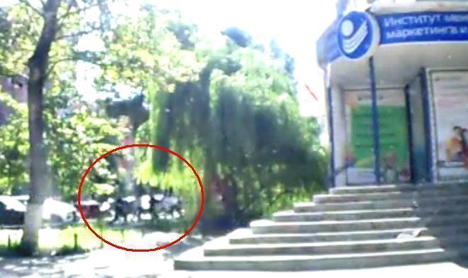 Массовая драка с прутами и арматурой в центре Воронежа попала на видео Массовая драка с прутами и арматурой в центре Воронежа попала на видео