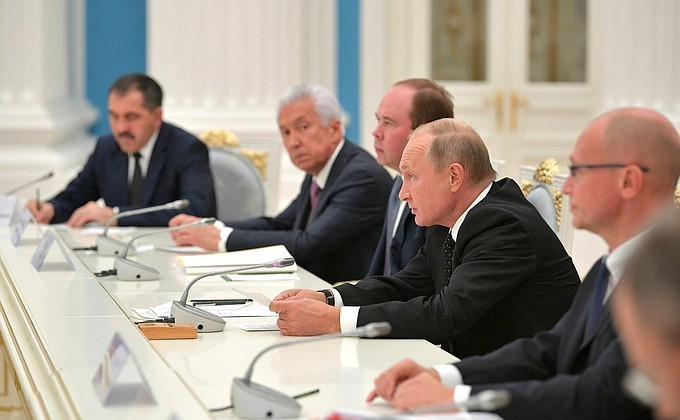 Александру Гусеву досталось место на углу стола Владимира Путина Александру Гусеву досталось место на углу стола Владимира Путина