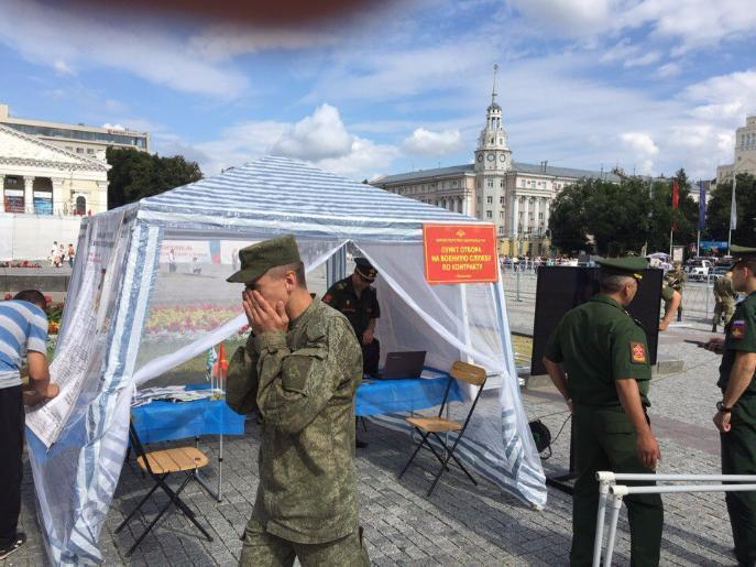 На площади Ленина у бронеавтомобиля «Тигр» воронежцев забирают на военную службу На площади Ленина у бронеавтомобиля «Тигр» воронежцев забирают на военную службу