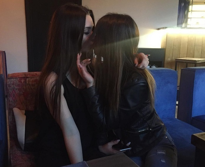 Молодая девка с подружкой целуются на кровати после чего отсасывают партнеру