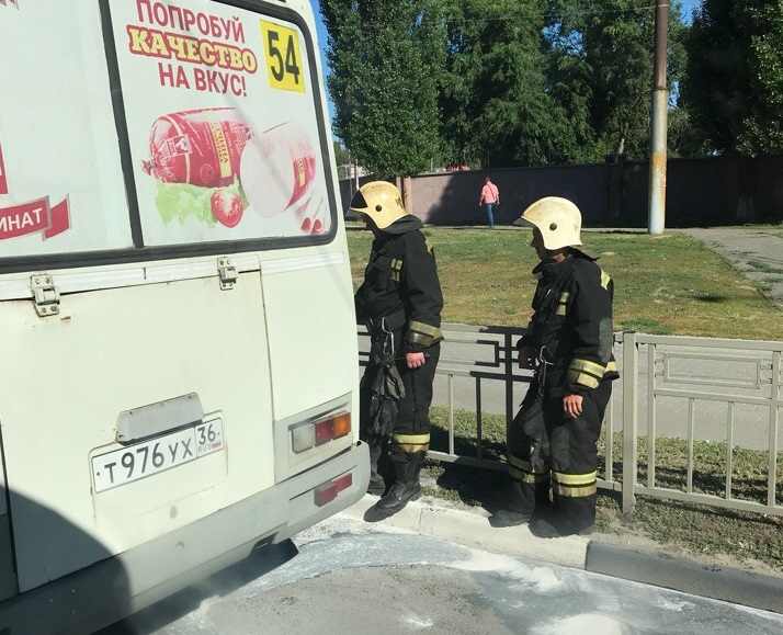 Маршрутка загорелась во время движения в Воронеже Маршрутка загорелась во время движения в Воронеже