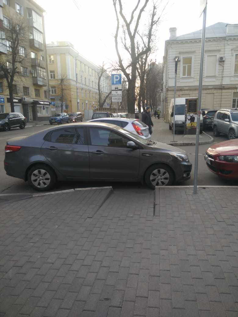 Ежедневное унижение пешеходов показали на фото с KIA в Воронеже Ежедневное унижение пешеходов показали на фото с KIA в Воронеже