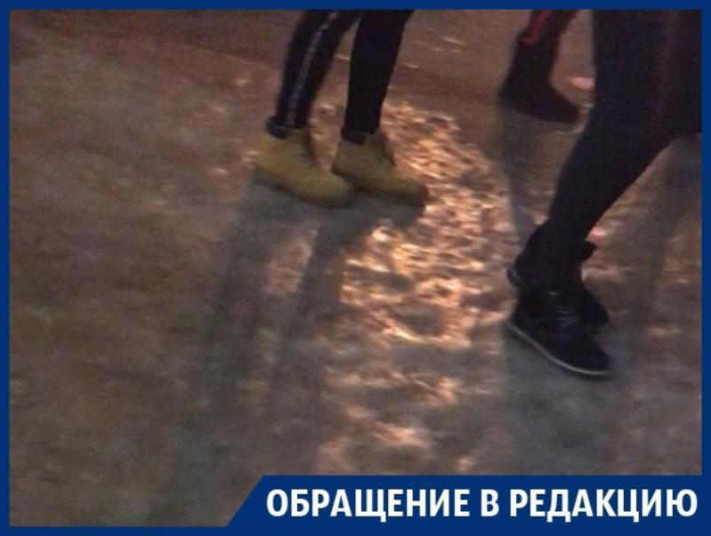Травмоопасную подставу от коммунальщиков сняли в центре Воронежа Травмоопасную подставу от коммунальщиков сняли в центре Воронежа