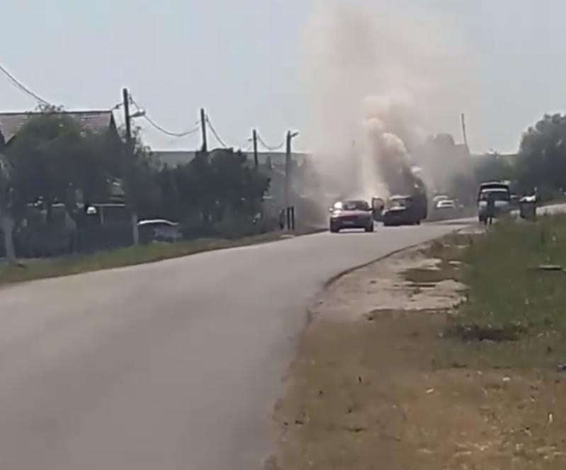 Fiat внезапно загорелся и попал на видео под Воронежем Fiat внезапно загорелся и попал на видео под Воронежем