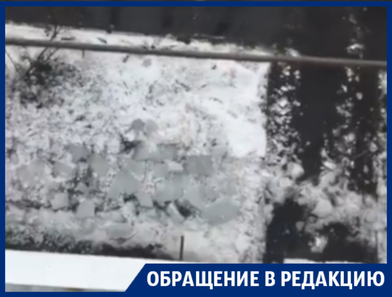 Последствия схода огромной наледи сняли в центре Воронежа Последствия схода огромной наледи сняли в центре Воронежа