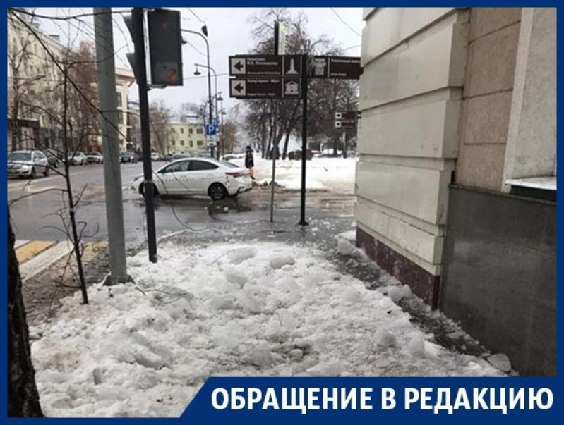 Ледяной обстрел тротуара устроили в центре Воронежа Ледяной обстрел тротуара устроили в центре Воронежа