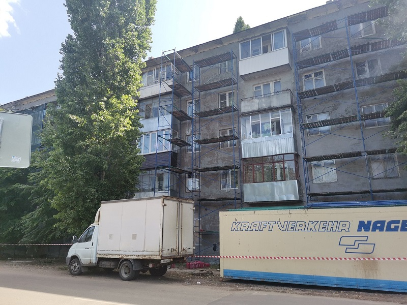 «Вопреки здравому смыслу»: воронежцев с дырявой крышей балуют обновлением фасада дома «Вопреки здравому смыслу»: воронежцев с дырявой крышей балуют обновлением фасада дома