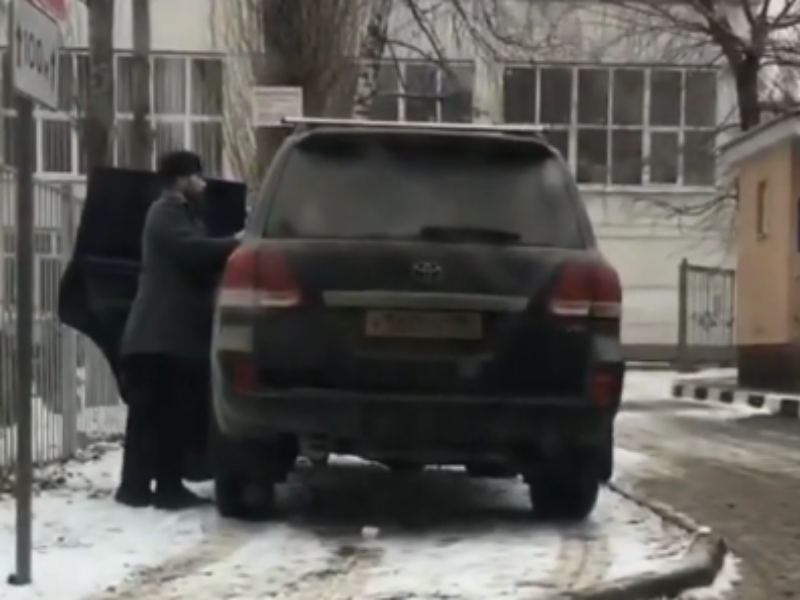 Батюшка припарковал Land Cruiser на тротуаре в Воронеже Батюшка припарковал Land Cruiser на тротуаре в Воронеже