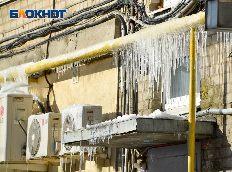 Коммунальщики вышли на борьбу с сосульками в Воронеже Коммунальщики вышли на борьбу с сосульками в Воронеже