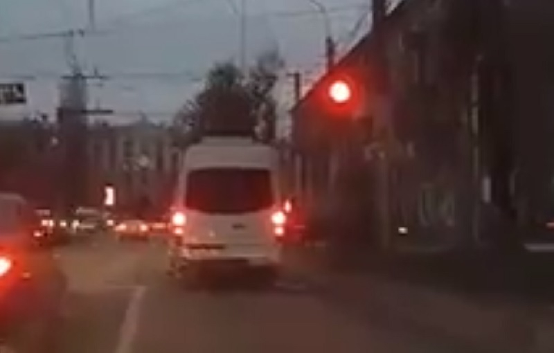 В Воронеже лихач-«газелист», несущийся на «красный», попал на видео В Воронеже лихач-«газелист», несущийся на «красный», попал на видео
