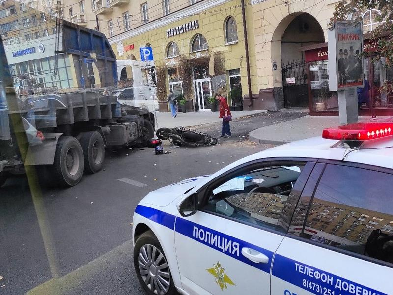 Опубликовано видео наезда грузовика на мотоцикл в центре Воронежа Опубликовано видео наезда грузовика на мотоцикл в центре Воронежа