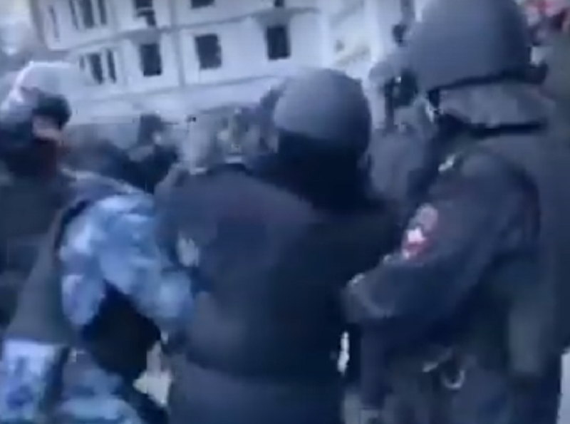 Массовое задержание воронежцев сняли на видео у театра оперы и балета Массовое задержание воронежцев сняли на видео у театра оперы и балета