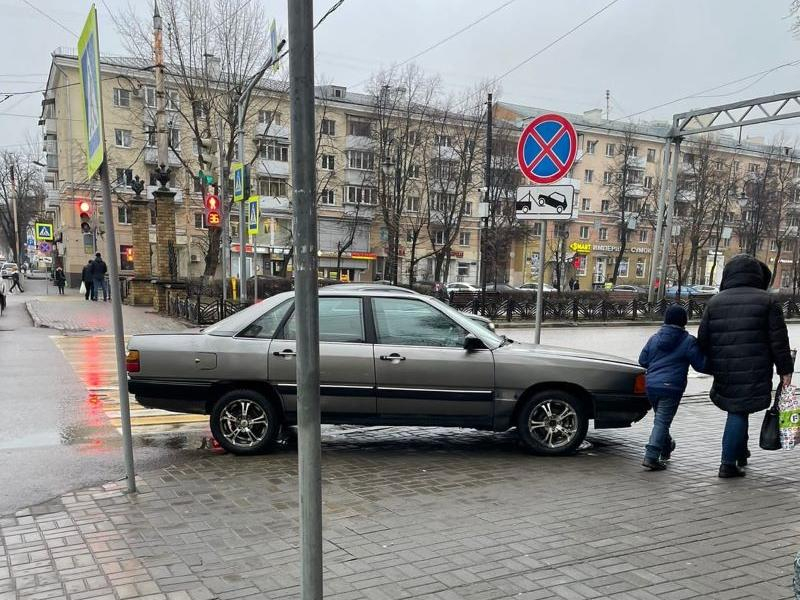 Жители запечатлели хамскую парковку на пешеходном переходе в центре Воронежа Жители запечатлели хамскую парковку на пешеходном переходе в центре Воронежа