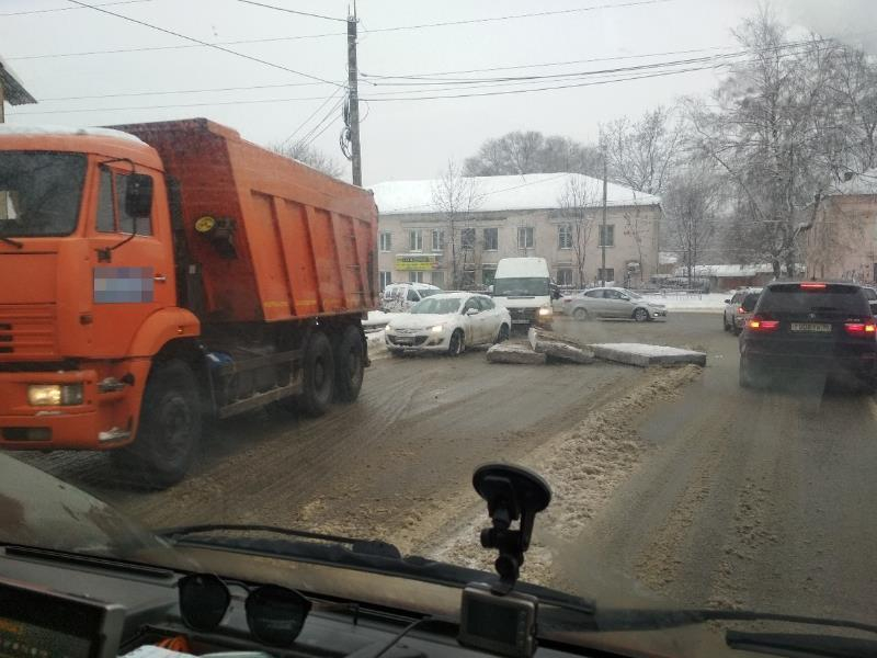 Выпавшие из грузовика бетонные плиты перекрыли центр Воронежа Выпавшие из грузовика бетонные плиты перекрыли центр Воронежа