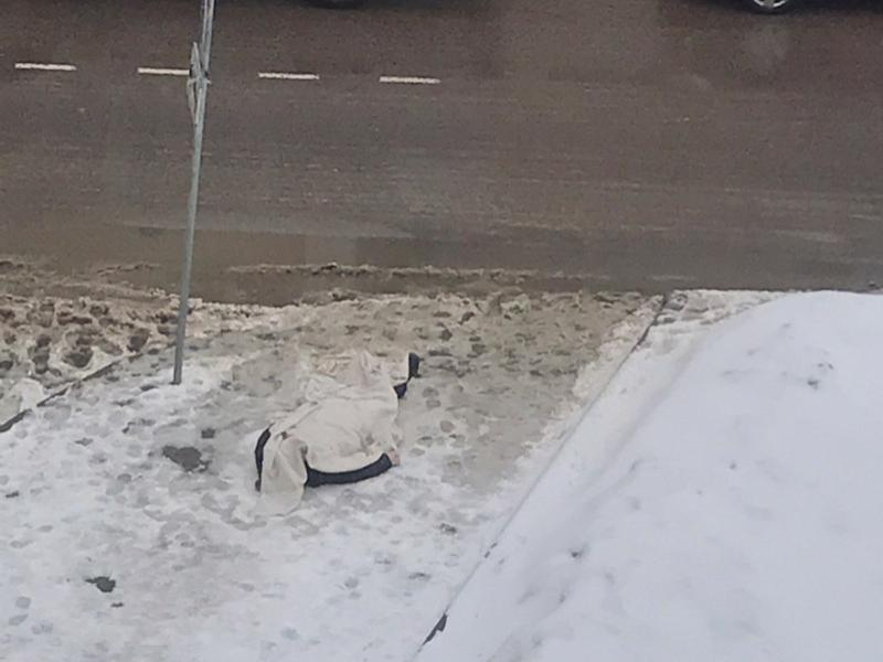 Труп мужчины нашли у офисного здания в центре Воронежа Труп мужчины нашли у офисного здания в центре Воронежа