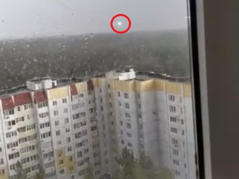 Странный огненный шар в небе над Воронежем попал на видео Странный огненный шар в небе над Воронежем попал на видео