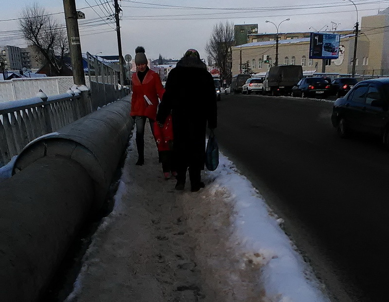 Воронежцы пожаловались на опасный мост, где по краям бездна и проезжая часть Воронежцы пожаловались на опасный мост, где по краям бездна и проезжая часть