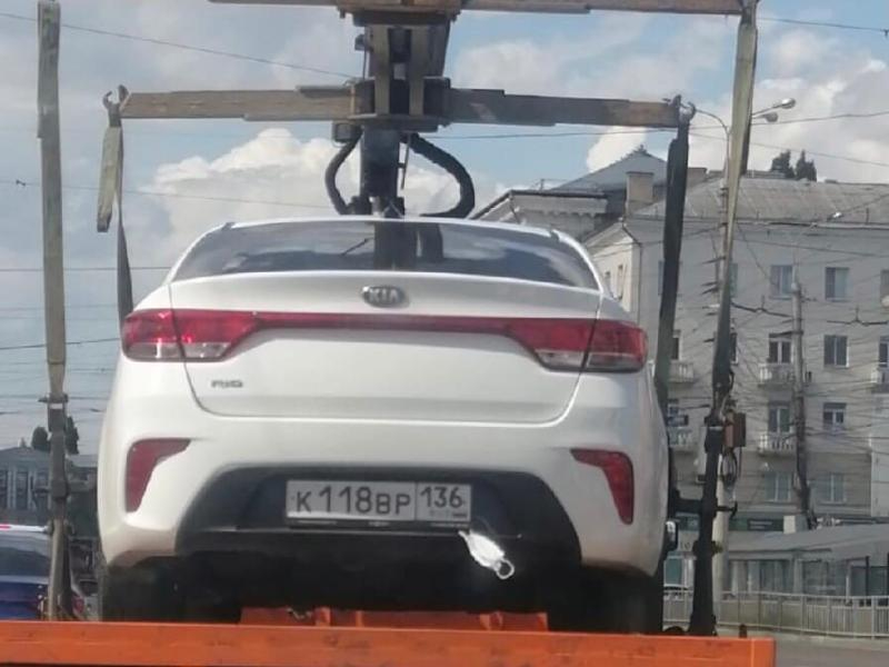 Конспирация отклеилась: авто с маской на номерах увезли на эвакуаторе в Воронеже Конспирация отклеилась: авто с маской на номерах увезли на эвакуаторе в Воронеже