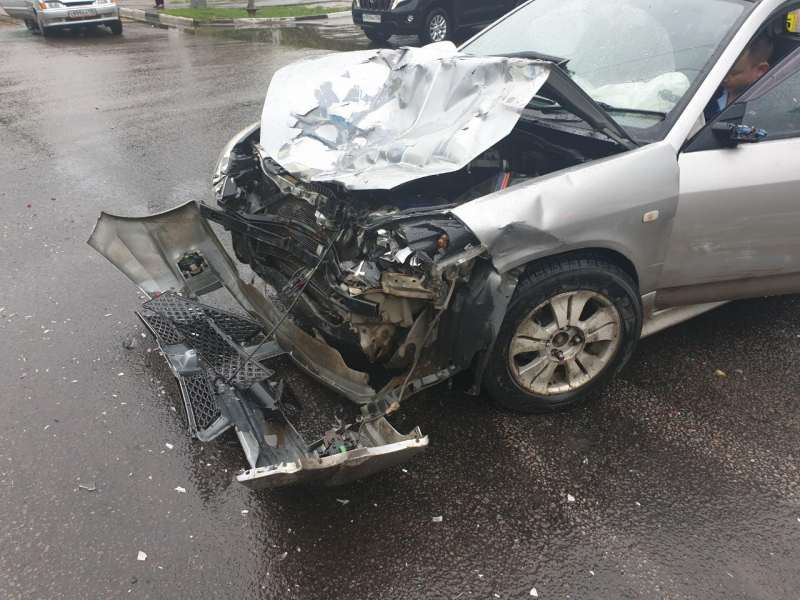 Водитель Nissan расплющил «четырнадцатую» и сбежал в Воронеже Водитель Nissan расплющил «четырнадцатую» и сбежал в Воронеже