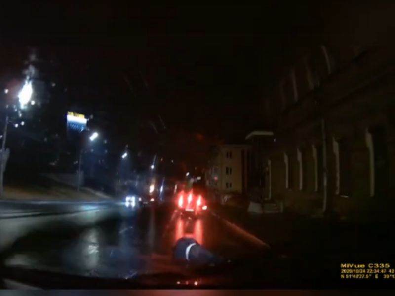 Внезапное падение пешехода под колёса машины сняли в Воронеже Внезапное падение пешехода под колёса машины сняли в Воронеже