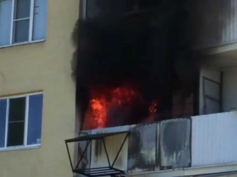 Опубликовано видео горящего балкона в 16-этажном доме в Воронеже Опубликовано видео горящего балкона в 16-этажном доме в Воронеже