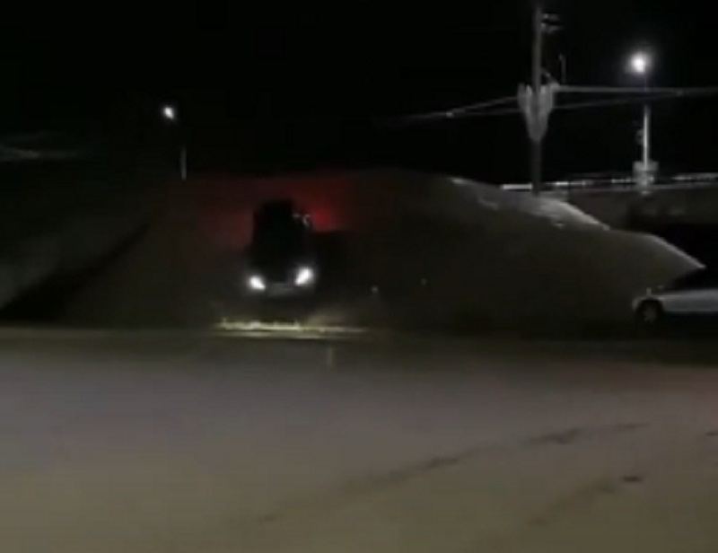 В нелепую ситуацию попал автомобилист на мосту в Воронеже В нелепую ситуацию попал автомобилист на мосту в Воронеже