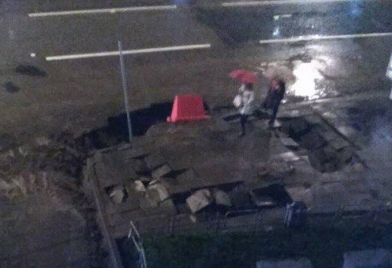В центре Воронежа на проезжей части дорога ушла под землю В центре Воронежа на проезжей части дорога ушла под землю