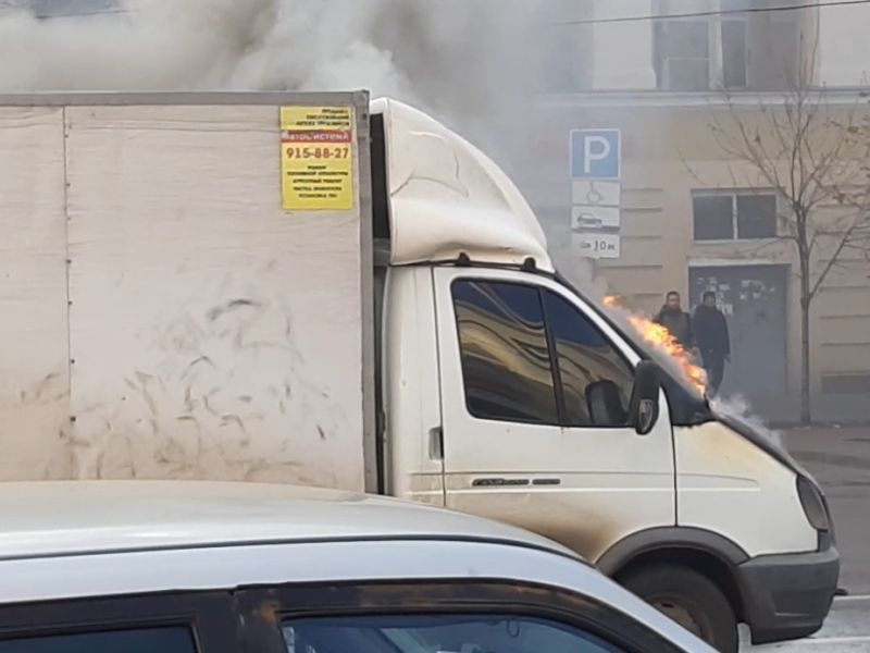 На оживленной улице Воронежа посреди дороги вспыхнула «Газель» На оживленной улице Воронежа посреди дороги вспыхнула «Газель»