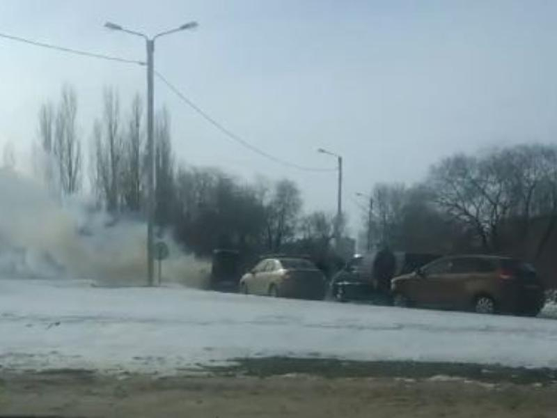 Пылающая на Северном мосту Mazda попала на видео в Воронеже Пылающая на Северном мосту Mazda попала на видео в Воронеже