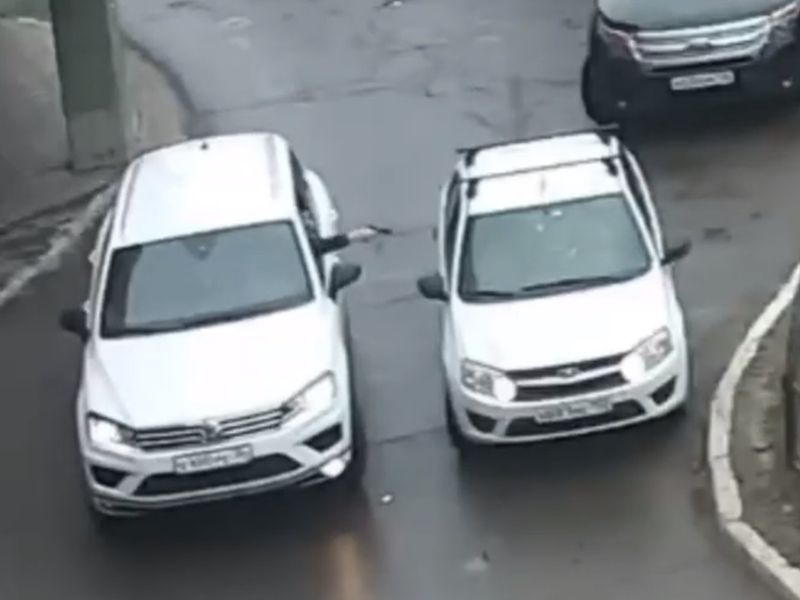 Опубликовано видео шокирующего расстрела водителя во дворе Воронежа Опубликовано видео шокирующего расстрела водителя во дворе Воронежа