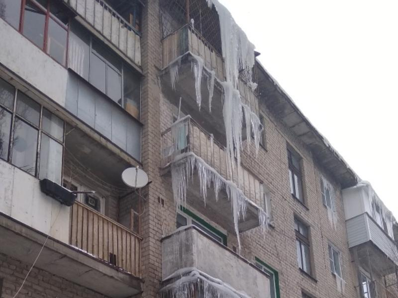 Огромные сосули-убийцы нависают над балконами жителей Воронежа Огромные сосули-убийцы нависают над балконами жителей Воронежа
