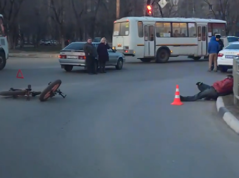 Последствия наезда на велосипедиста сняли на видео в Воронеже Последствия наезда на велосипедиста сняли на видео в Воронеже