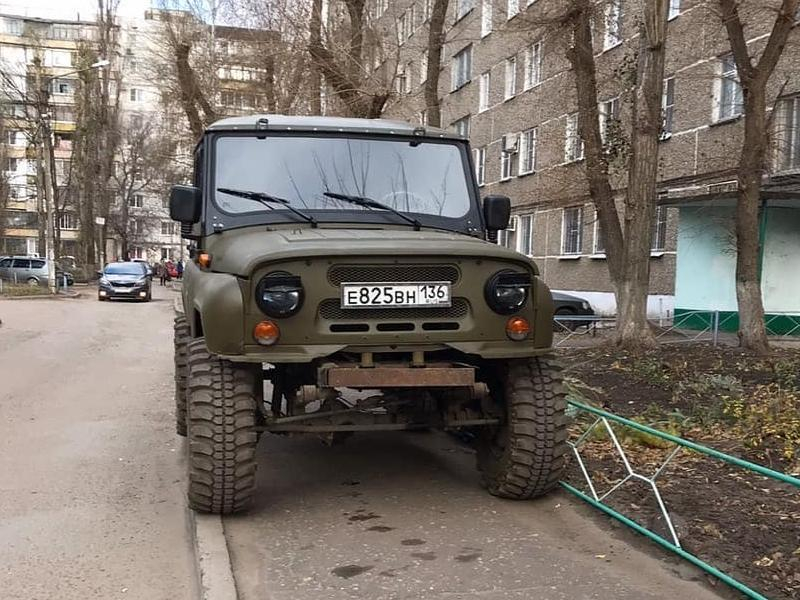 Брутальный УАЗ показал превосходство над простыми смертными в Воронеже Брутальный УАЗ показал превосходство над простыми смертными в Воронеже
